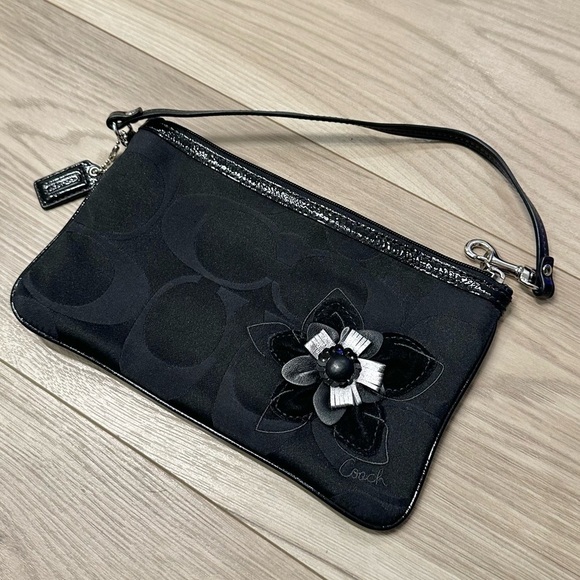 LIKE NEW Coach Vintage Signature Monogram Floral Appliqué Wristlet Clutch - Picture 2 of 5